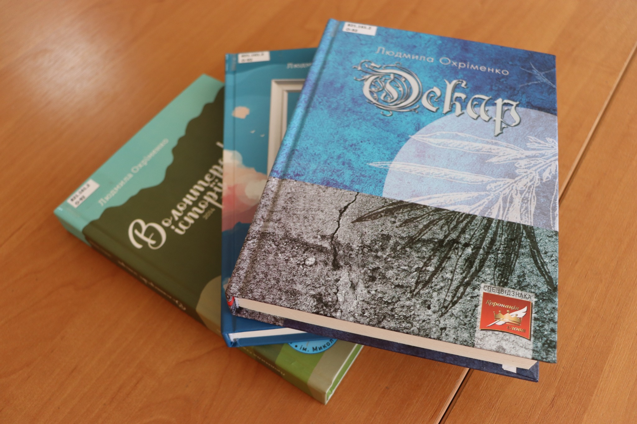 Центральна бібліотека отримала в дар нові книги з автографом від харківської  письменниці та волонтерки Людмили Охріменко 