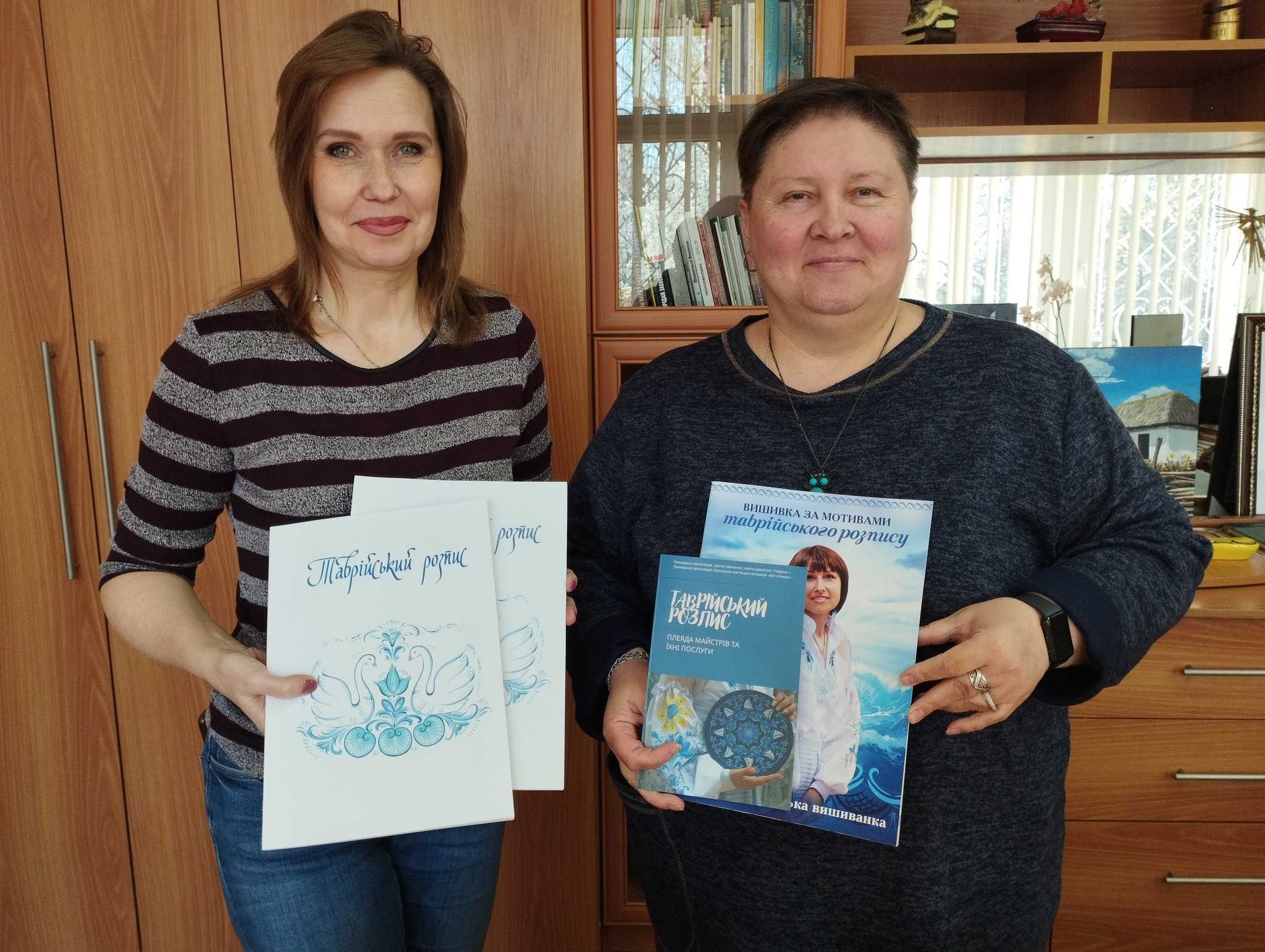 Valentina Kryvtsova, the head of the Cultural and Artistic Association "Art-Spocusa", presented a selection of publications about the Tavria painting to the CCL named after M.L. Kropyvnytskyi