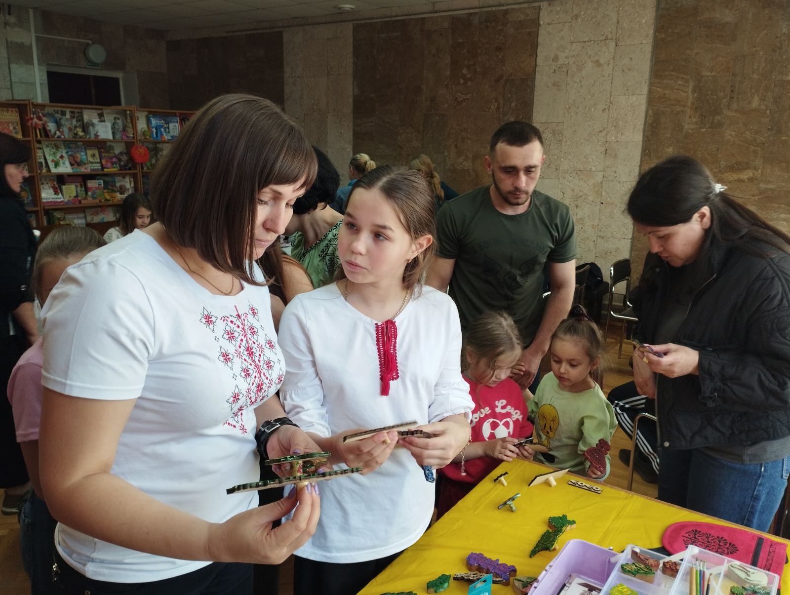 У Центральній бібліотеці ім. Марка Кропивницького відбувся патріотичний майстер-клас для родин військовослужбовців