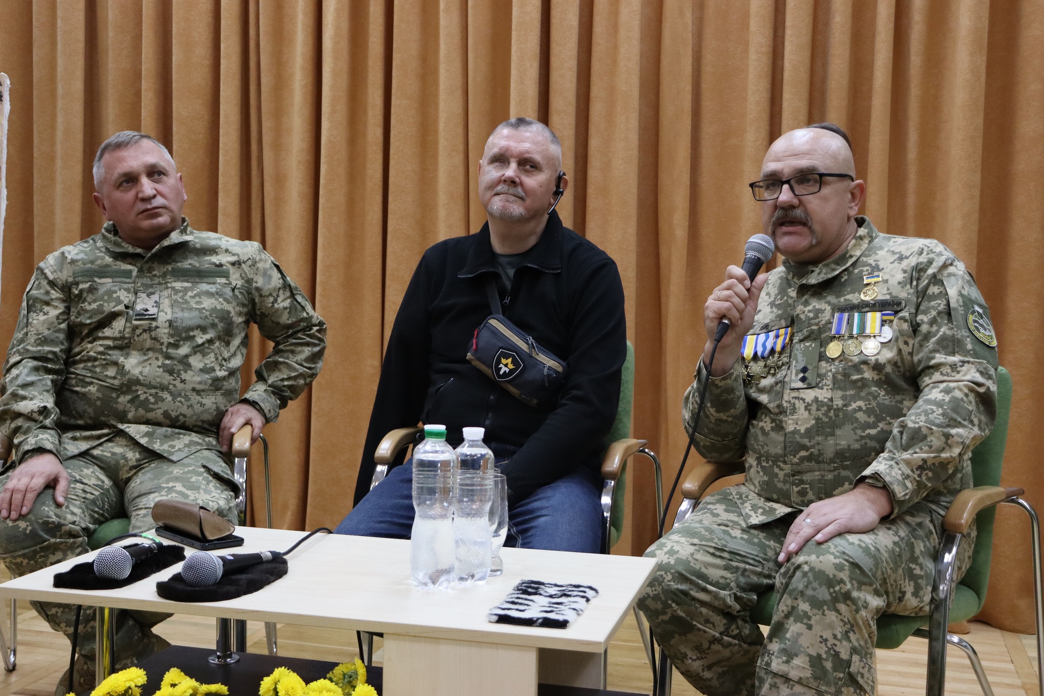 У Центральній бібліотеці ім. Марка Кропивницького відбулася відверта розмова з військовими письменниками “Слово як зброя”