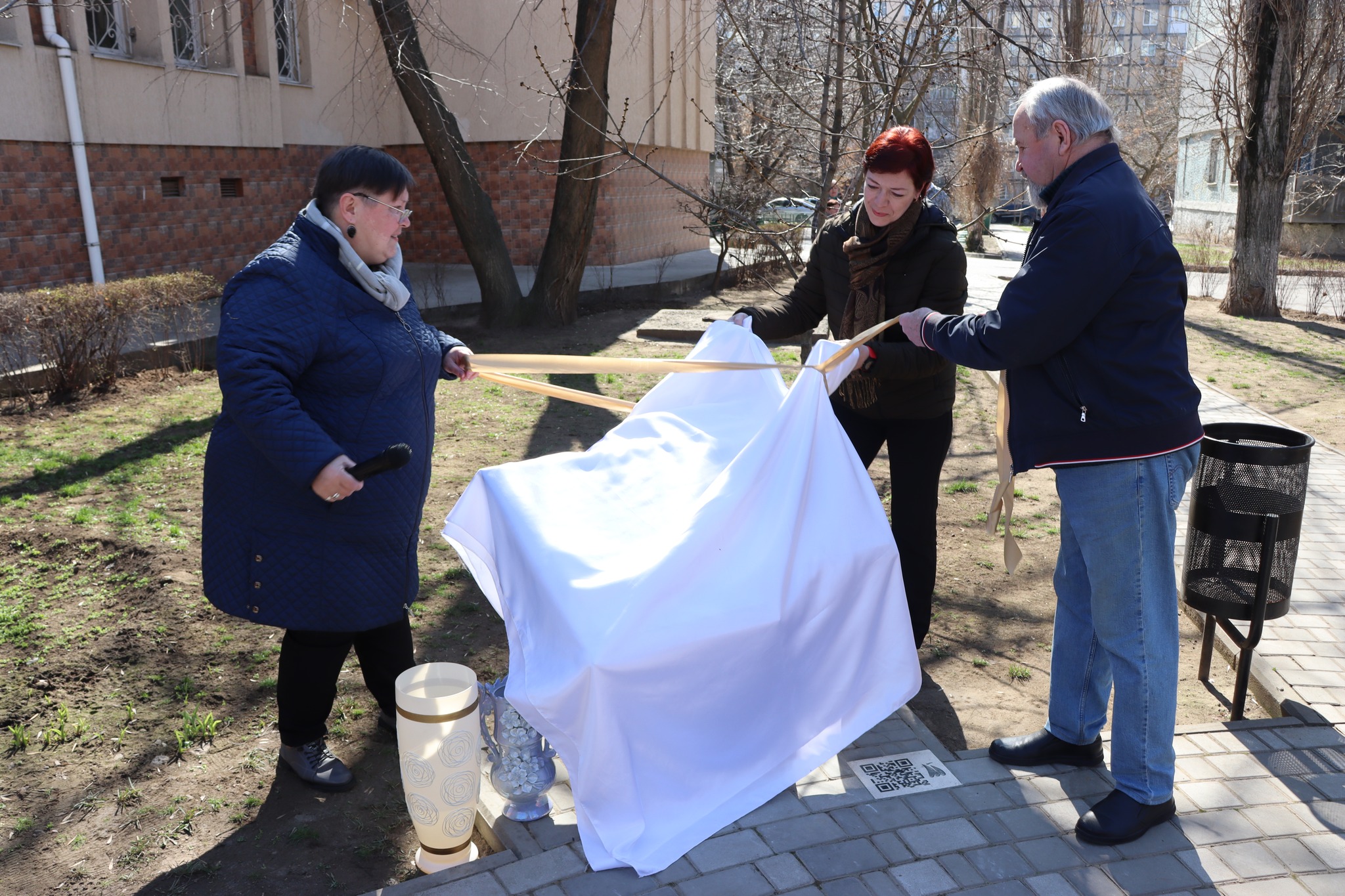 У літературному сквері відкрили пам`ятний знак відомому книговидавцю Валерію Карнауху