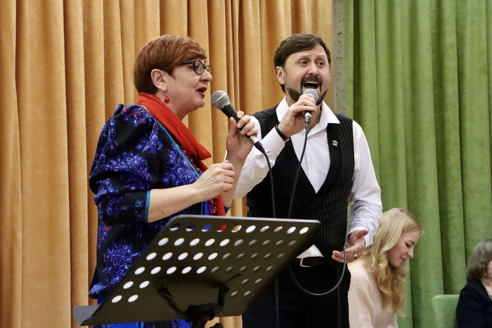 Теплий вечір поезії та музики зібрав разом поціновувачів слова і пісні на концерті-презентації авторського диска Ірини Мартиненко  "На перехресті часів"