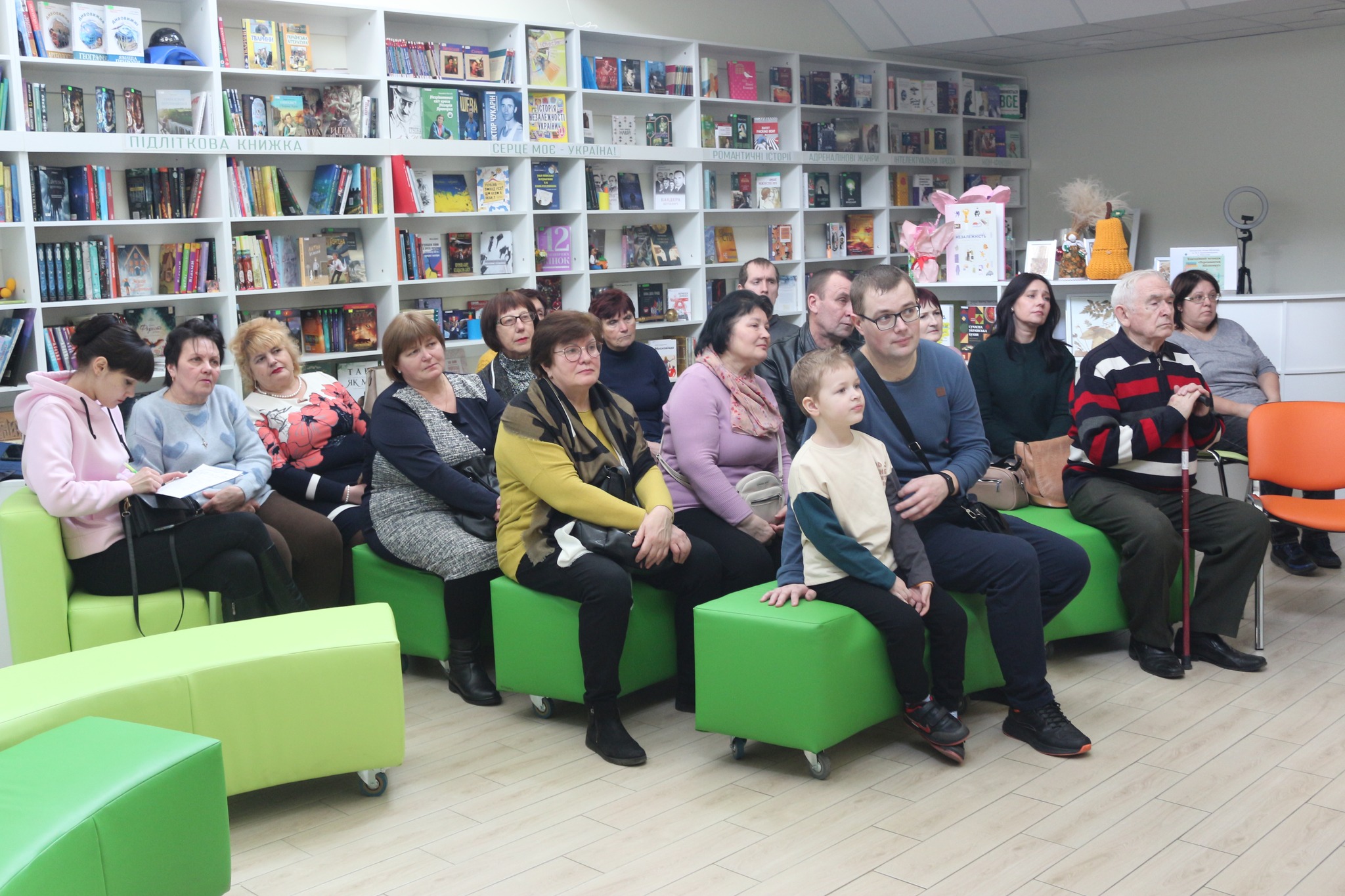 The cozy hall of the Center for Contemporary Reading "Marko" gathered poetry connoisseurs for a meeting with Anastasia Petrova