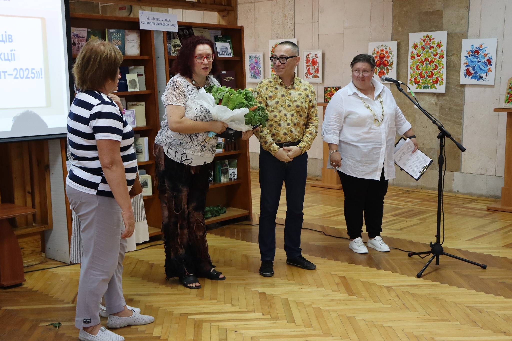 У Центральній бібліотеці ім. Марка Кропивницького відбулося урочисте нагородження переможців Миколаївського диктанту – 2025