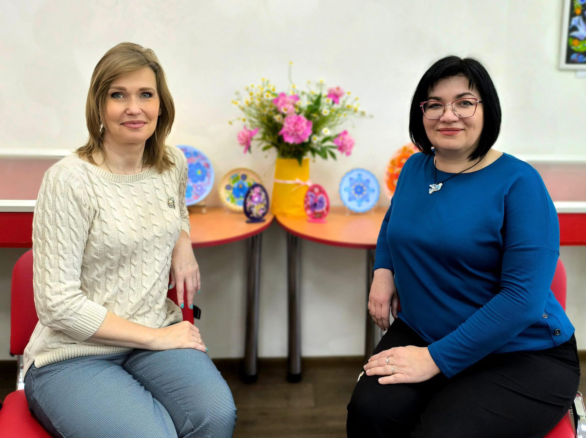 У затишному просторі Бібліотеки-філії № 9 відбулося відкриття персональної виставки “Казкові квіти” художниці Лесі Сайковської